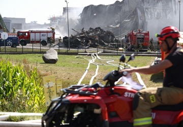 Ogromny pożar w Kawlach. Strażak wpadł do wnętrza gaszonej hali