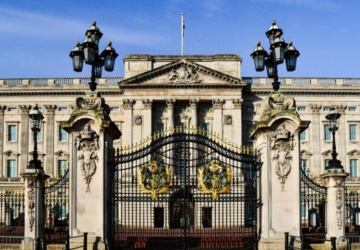 Pałac Buckingham. Cała królewska tradycja uchwycona w jednym kadrze