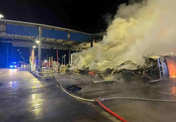 Tragedia na autostradzie A2. Ciężarówka w ogniu na bramkach