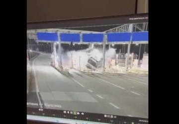 Ciężarówka w płomieniach na bramce A2. Wstrząsające nagranie z wypadku