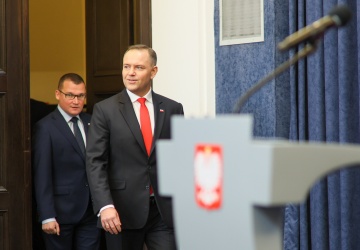 Newsweek: Nawrocki wszedł do Pałacu razem z drzwiami. Reelekcję wygra w pierwszej turze