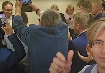 Wybory na prezydenta Zabrza - korki od szampana i telefon od Lukasa Podolskiego - byliśmy w sztabach kandydatów