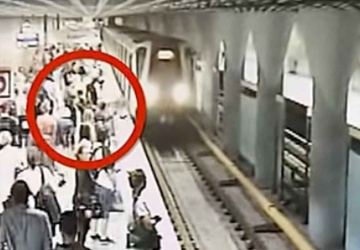 Chciał wepchnąć kobietę pod pociąg. Nie trafi do aresztu
