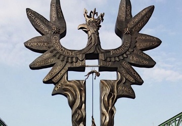 Pomnik Rzezi Wołyńskiej w Domostawie wychodzi z cienia