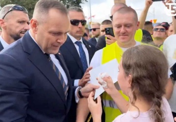 Prezydent nie przeszedł obojętnie wobec łez młodej damy na obchodach 45-lecia NSZZ Solidarność