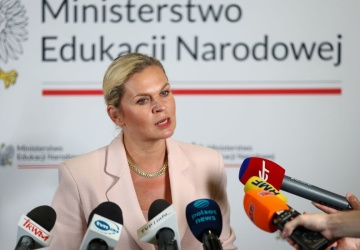 Uczennice zaśpiewały wulgarny hit na rozpoczęciu roku. Min. Nowacka reaguje na skandal