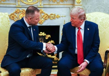 Karol Nawrocki otrzymał prezent od Donalda Trumpa. Krótkie przesłanie