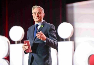 Biedroń przeprasza za skandaliczny wpis i wskazuje winnego 
