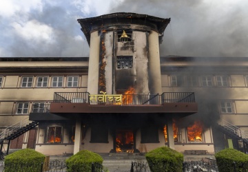 Krwawe protesty w Nepalu. Są ofiary śmiertelne, podpalono parlament, premier rezygnuje