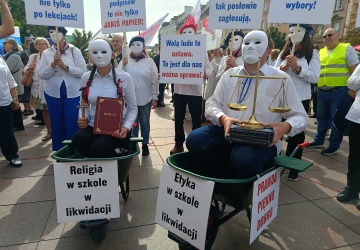 „Stop likwidacji polskiej edukacji”. Taczka dla Nowackiej