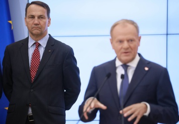 Tusk i Sikorski szkodzą relacjom Polska-USA. Polacy nie mają wątpliwości [SONDAŻ]