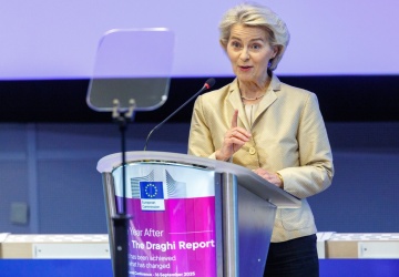 Potężny spadek zaufania Polaków do Unii Europejskiej [SONDAŻ]