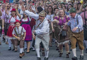 Oktoberfest 2025: Coraz więcej kobiet szuka pomocy podczas święta piwa w Monachium