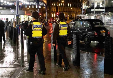 Manchester: Nożownik i auto jadące w tłum. Policjanci otworzyli ogień 