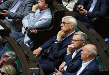 Ostrzelano samochód dziennikarza zajmującego się Romanem Giertychem
