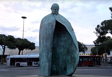 Pomnik Jana Pawła II w Rzymie zdewastowany. Pojawił się symbol sierpa i młota
