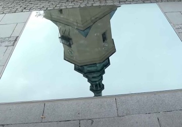 Lustro na chodniku za 86 tys. zł wywołało burzę. Autor Nieba Kielc odpowiada