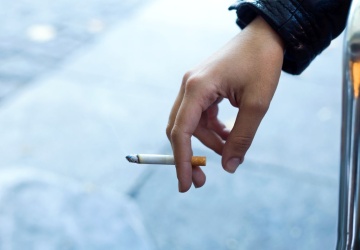 Koniec z dymkiem na balkonie? Posłowie chcą zakazać palenia przed własnym mieszkaniem