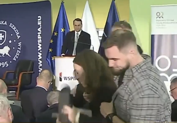 Szokujące zdarzenie na konferencji Sikorskiego. Ochroniarze wynieśli kobietę zadającą pytania o Strefę Gazy