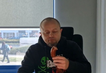 Mamy nagranie incydentu z kiełbasą podczas rozprawy Kaja Godek – Bart Staszewski