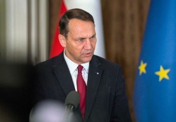 Skandaliczna decyzja Sikorskiego. Odznaczył niemieckiego historyka oskarżającego Polaków o współudział w Holokauście
