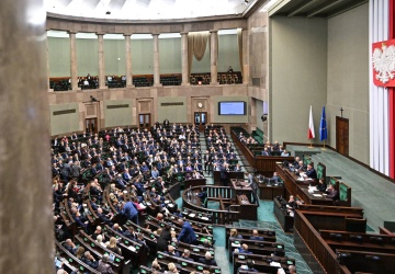 Spadek KO, wzrost PiS i duża niespodzianka w Sejmie. Najnowszy sondaż zaskakuje