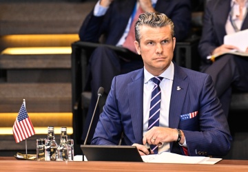 Awaryjne lądowanie samolotu. Na pokładzie sekretarz obrony USA 