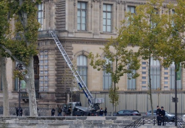Spektakularna kradzież klejnotów w Luwrze. Złodzieje zgubili po drodze koronę cesarzowej 