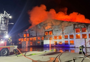 Płonie kurnik w Fałkowicach. Ogień pochłonął ponad sto tysięcy zwierząt