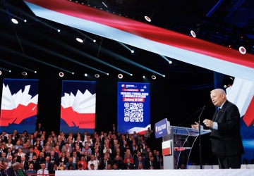My od rana dyskutujemy nad programem, inni - nad nowym logo partii. Gorące komentarze z kongresu PiS