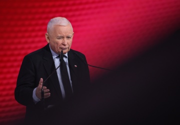 Sprzedanie gruntów pod CPK. Jarosław Kaczyński zawiesza dwóch posłów