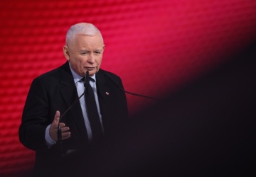 Sprzedanie gruntów pod CPK. Jarosław Kaczyński zawiesza dwóch posłów