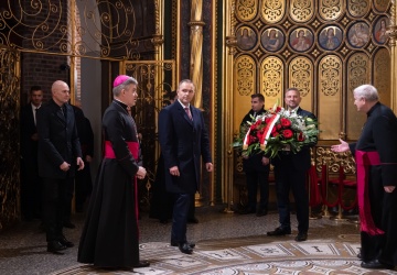 Prezydent Nawrocki złożył wizytę w najstarszej katedrze w Polsce