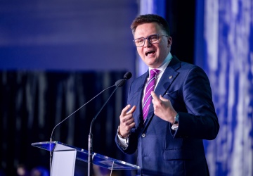 Kapitan Hołownia schodzi pierwszy z tonącego statku