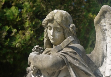 Wizyta na cmentarzu może skończyć się mandatem. Oto czego nie wolno robić