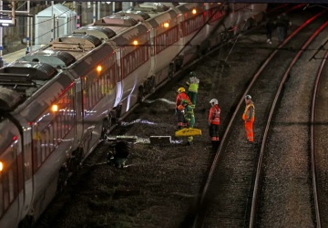 Atak nożowników w pociągu do Londynu. Dziesięć osób rannych, dziewięć w stanie ciężkim