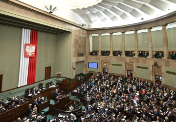 Najnowszy sondaż: 6 partii w Sejmie, KO minimalnie prowadzi, ale to prawica ma większość w Sejmie