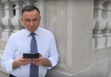 Pogarda 2.0 i ostry cień mgły. Boje Andrzeja Dudy z mediami i samym sobą