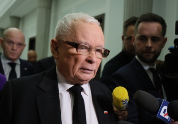 „NFZ bankrutuje, a premier z popcornem organizuje igrzyska”. Jarosław Kaczyński nie przebiera w słowach