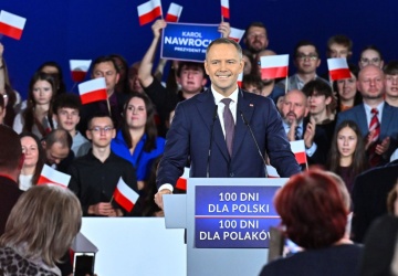 Prezydent po 100 dniach: Po pierwsze Polska. Tłumy na wiecu