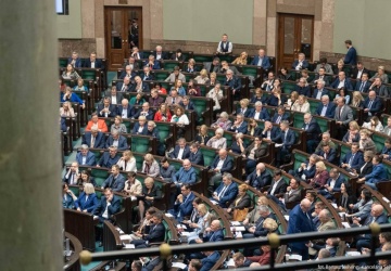 Najnowszy sondaż. KO i PiS idą łeb w łeb