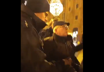 Wiesław Janowski, były działacz opozycji antykomunistycznej, siłą zatrzymany przez policję podczas Publicznego Różańca w Toruniu