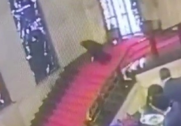 Wypadek w rzymskim ministerstwie. Przedstawiciel władz Sardynii zniszczył zabytkowy witraż [WIDEO]