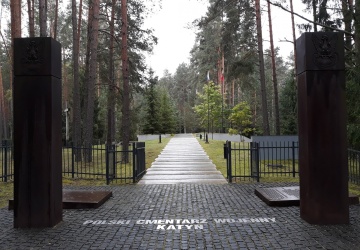 Zdemontowano tablice na polskim cmentarzu w Katyniu