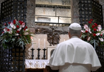 Gdy świat szuka znaków nadziei. Papież składa wizytę w Asyżu