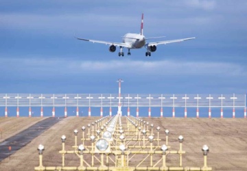 Drony nad lotniskiem i bazą wojskową. Wstrzymano ruch na dwie godziny