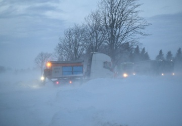 Podkarpacie sparaliżowane. Wiatr spycha auta z dróg, DK 28 zablokowana