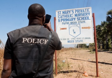 „Ohydna zbrodnia”. Muzułmańska Rada Starszych potępia porwanie kilkuset chrześcijan ze szkoły w Nigerii