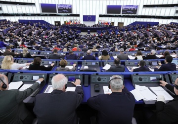 PE uderza w Węgry za „pogłębiający się kryzys praworządności”, w tym zakaz homoseksualnych parad