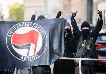 W Niemczech rozpoczął się proces członków Antify. Atakowali ludzi młotkami